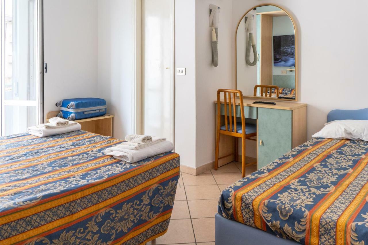 Hotel Tiglio リミニ エクステリア 写真
