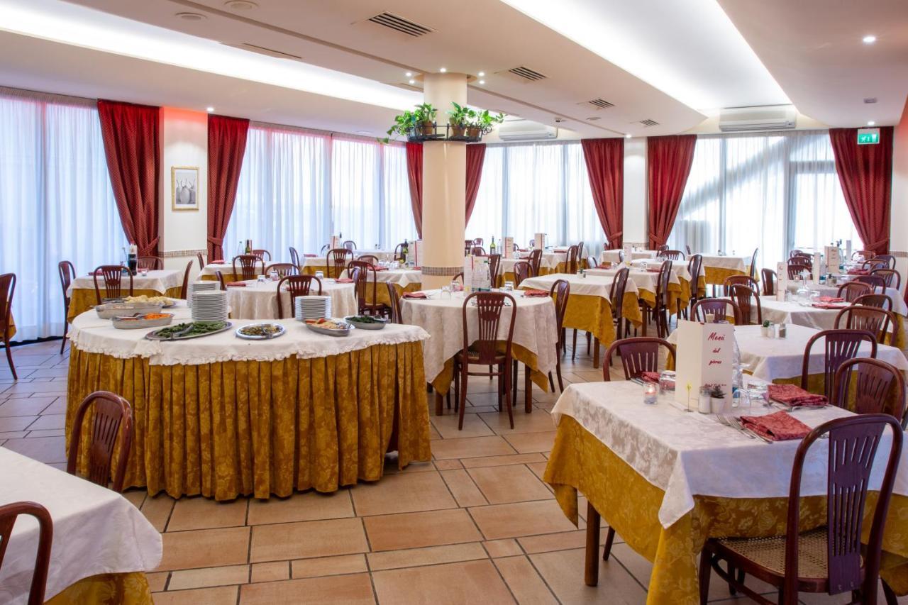 Hotel Tiglio リミニ エクステリア 写真