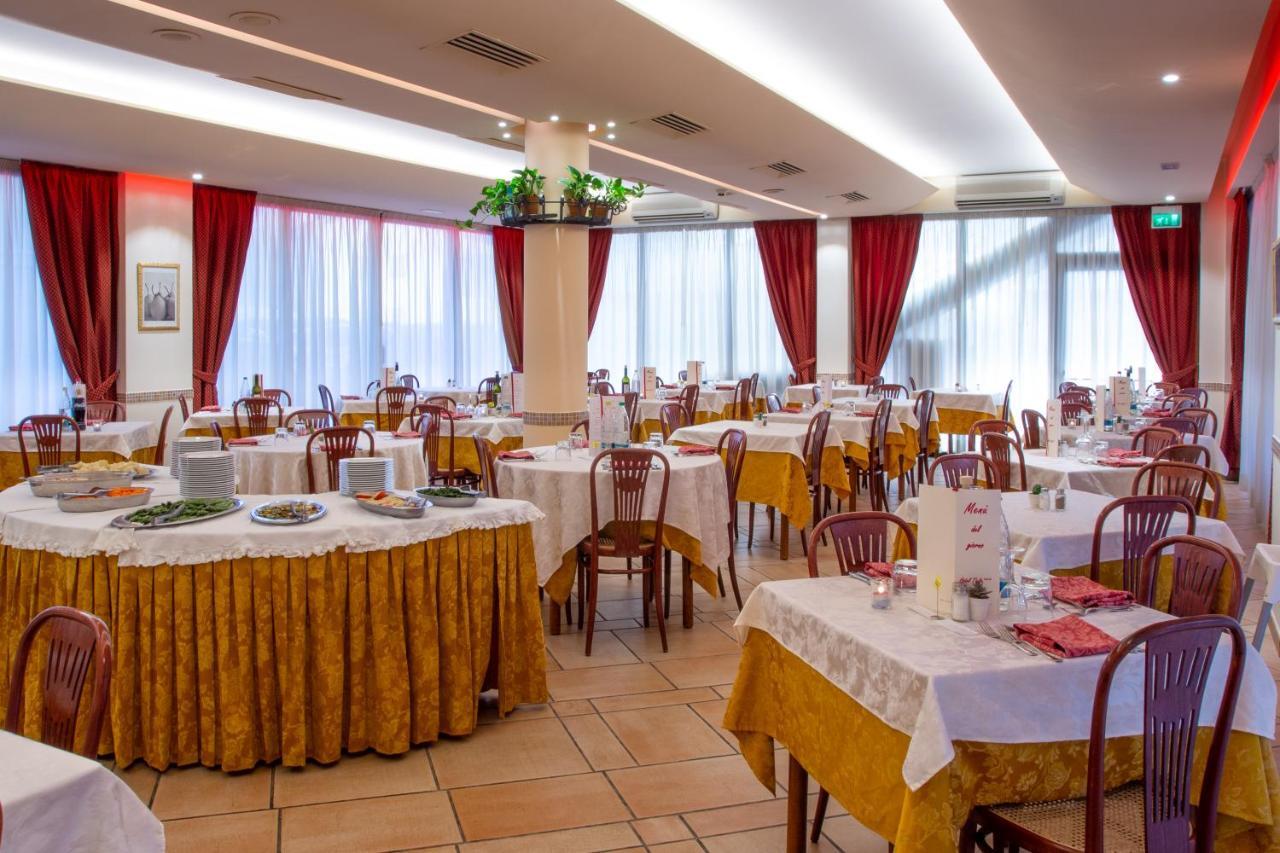 Hotel Tiglio リミニ エクステリア 写真