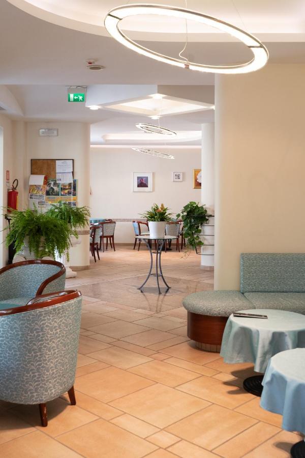 Hotel Tiglio リミニ エクステリア 写真